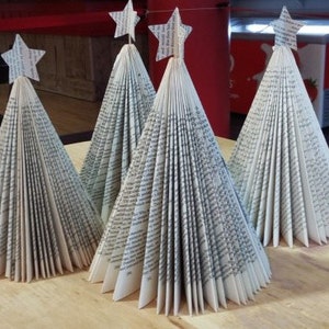 リサイクル本を使ったクリスマスツリーの飾りセンターピース | クラフトキット | DIY