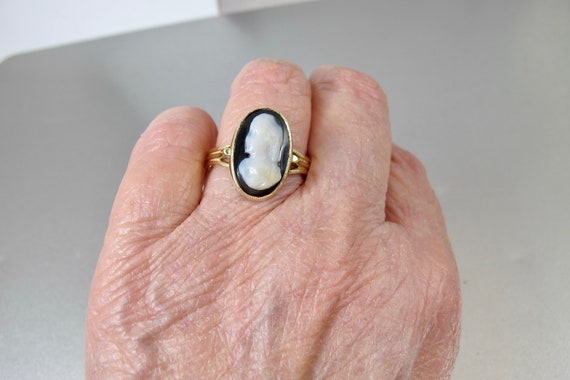 Antique 14K Oval Cameo Ring. Yellow Gold Black On… - image 6