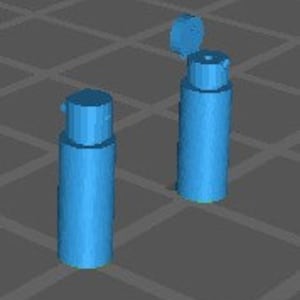 Puede incluir: Dos botellas de pl&aacute;stico azul con tapa de rosca. La botella de la derecha tiene la tapa quitada.