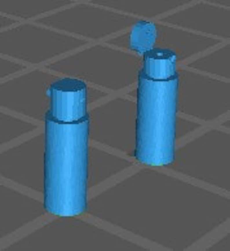 Puede incluir: Dos botellas de pl&aacute;stico azul con tapa de rosca. La botella de la derecha tiene la tapa quitada.