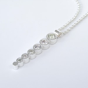 Pendentif fait main en argent sterling serti de saphirs blancs. Collier élégant avec plongeon progressif. Prêt à expédier