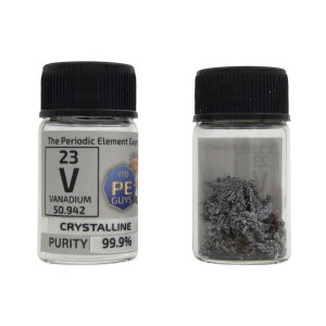 Peut inclure: Un petit pot en verre avec un couvercle noir contenant un échantillon de vanadium, un métal gris argenté. Le pot porte une étiquette qui indique "The Periodic Element Guys", "23 V", "VANADIUM 50.942", "CRYSTALLINE" et "PURITY 99.9%".