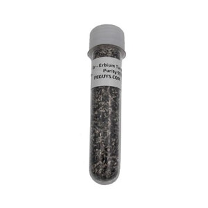 Könnte beinhalten: Ein transparentes Glas-Reagenzglas gefüllt mit kleinen Stücken silbergrauen Erbium-Spänen. Das Etikett auf dem Röhrchen lautet "Er - Erbium Turnings Purity 99.9% PEGUYS.COM".
