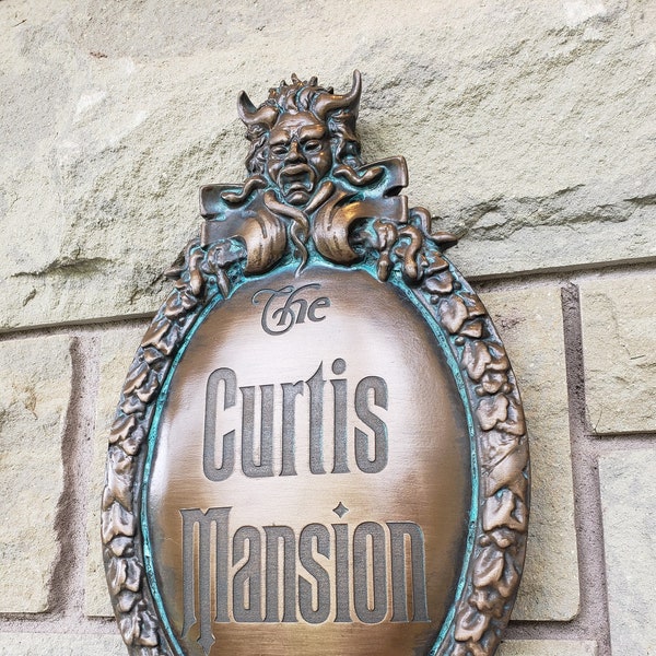Personalisierbare Haunted Mansion Atcreation Plaque in großem Maßstab