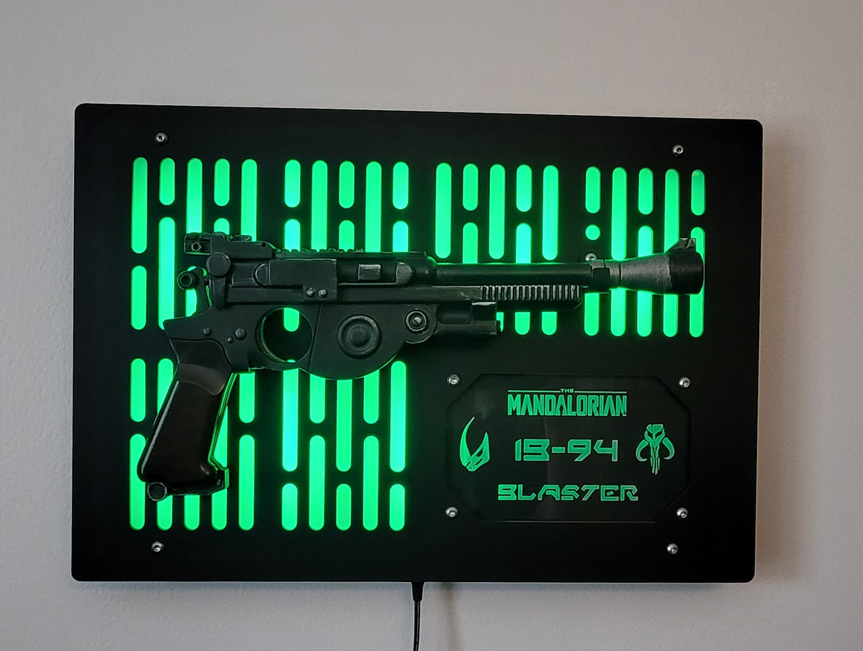 スターウォーズ マンダロリアン IB-94ブラスター カスタムライトセーバー Black Finish IB-94 Mandalorian Blaster Wallmount Display With LED