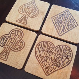 set van 4 bamboe onderzetters met ALICE IN WONDERLAND-thema