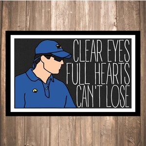 K&ouml;nnte beinhalten: Eine Schwarzwei&szlig;illustration einer Person, die ein blaues Poloshirt und eine blaue Baseballkappe mit dem Text "CLEAR EYES FULL HEARTS CAN'T LOSE" auf schwarzem Hintergrund tr&auml;gt.