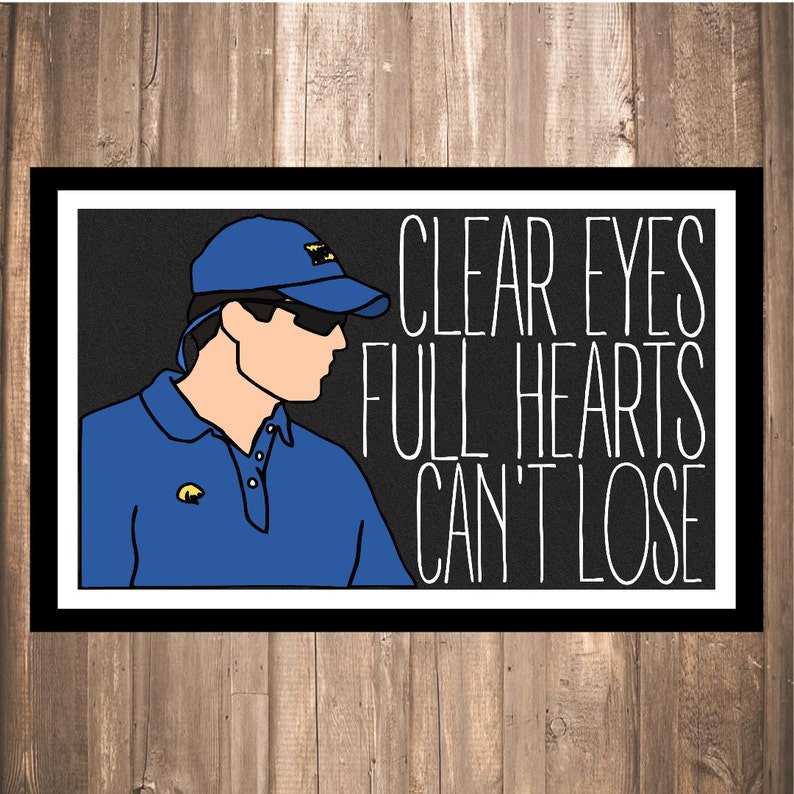 K&ouml;nnte beinhalten: Eine Schwarzwei&szlig;illustration einer Person, die ein blaues Poloshirt und eine blaue Baseballkappe mit dem Text "CLEAR EYES FULL HEARTS CAN'T LOSE" auf schwarzem Hintergrund tr&auml;gt.
