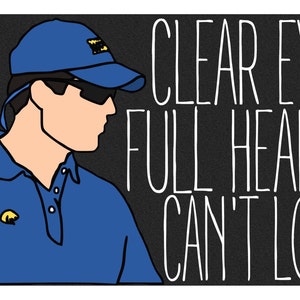 K&ouml;nnte beinhalten: Ein Mann tr&auml;gt ein blaues Poloshirt und eine blaue Baseballkappe mit einem gelben Logo. Der Text "CLEAR EYES FULL HEARTS CAN'T LOSE" ist in Wei&szlig; auf schwarzem Hintergrund geschrieben.