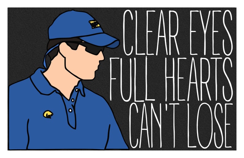 K&ouml;nnte beinhalten: Ein Mann tr&auml;gt ein blaues Poloshirt und eine blaue Baseballkappe mit einem gelben Logo. Der Text "CLEAR EYES FULL HEARTS CAN'T LOSE" ist in Wei&szlig; auf schwarzem Hintergrund geschrieben.