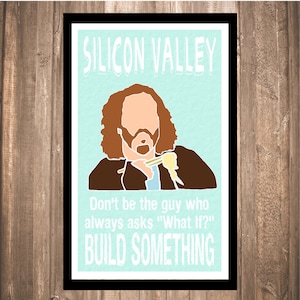 Puede incluir: Un póster azul y blanco con una ilustración de dibujos animados de un hombre con cabello castaño y barba. El póster tiene el texto "SILICON VALLEY" en la parte superior y el texto "Don't be the guy who always asks "What If?" BUILD SOMETHING" en la parte inferior.