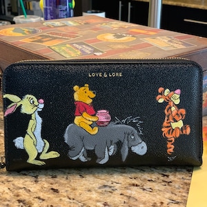 Portefeuille en cuir végétalien peint sur mesure inspiré de Winnie l’ourson de Disney