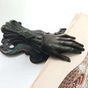 Clip de papel con forma de mano de dama de latón victoriano, clip para cartas, clip para libros, J & B Ratcliff Birmingham, decoración de escritorio, se puede montar en la pared, hermosa pátina antigua
