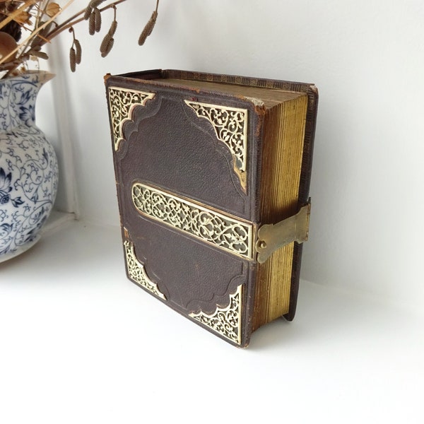 Victorian photo album, tooled leather bound with brass mounts and clasp, gilded edges, apertures 2 x 3 4/8in, 19th century photograph album