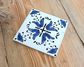 Vintage holländsk keramikplatta, blå och vit, perfekt som väggdetalj eller glasunderlägg, 13 x 13 cm, Delftware, Delft-stil kakel