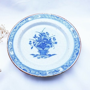Prato antigo de Delft, flores em um vaso. Prato para panquecas holandês de Delft do século XVIII. Tigela de faiança pintada à mão, cerâmica azul e branca esmaltada.