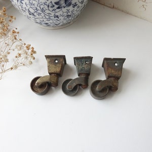 3 roulettes de meubles en laiton antique avec coupelles carrées coniques, roues de chariot récupérées, style industriel, restauration de meubles, roulettes de chaise