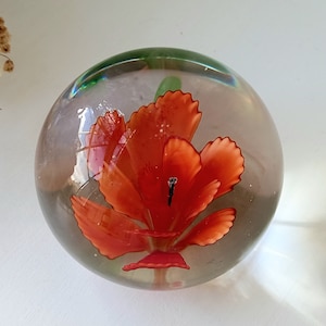 赤いガラスの花が入ったヴィンテージアートガラスのペーパーウェイト、デスク装飾、オフィス装飾、コレクター向けガラス、美しいガラスの地球儀ペーパーウェイト