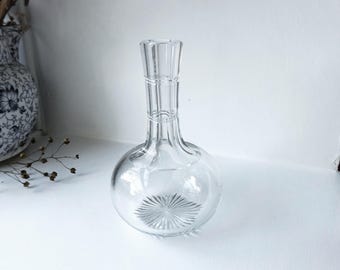 Medida antigua para bebidas alcohólicas, de cristal tallado continental, con dos líneas de graduación (sin números). Capacidad de 200 ml hasta la línea superior. Artículos de bar y decoración de pub.