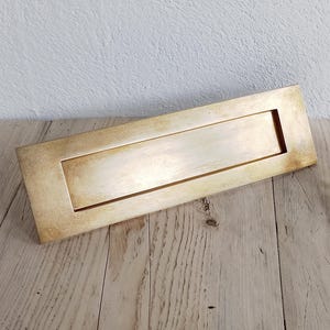 Solapa de buzón de latón antiguo, placa para cartas, ranura para cartas, salvamento arquitectónico, solapa de buzón recuperada con resorte funcional, incluidos pernos