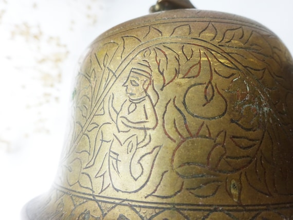 アンティークのインドの真鍮製の寺院の鐘、二面性のある神を特徴とする 