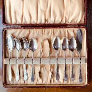 A vintage epns afternoon tea cutlery set including 6 teaspoons, a butter knife, a jam spoon and sugar tongs. A great silver wedding gift!