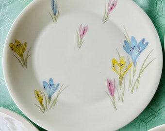 A vintage Norwegian ‘Crocus’ dinner plate by Figgjo Flint. Perfect for Spring! c.1950.  6 available.