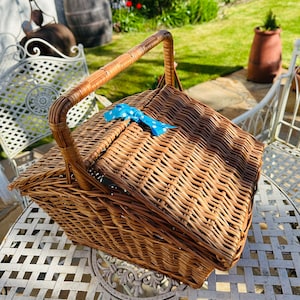 A lovely vintage wicker Ascot Huntsman picnic basket, perfect for summer outings!