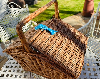 A lovely vintage wicker Ascot Huntsman picnic basket, perfect for summer outings!