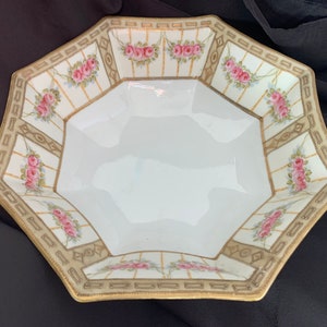 Eine prachtvolle, handbemalte achteckige Noritake-Schale, verziert mit rosa Rosen und Vergoldung. Selten und sehr begehrenswert. Hergestellt in Japan 1890-1921.