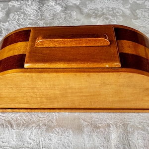 Ein Sammlerstück Art Deco Holzdeckeldose um 1920er / 30er Jahre. Ursprünglich für Zigaretten, auch ideal zur Aufbewahrung von Schmuck oder anderen besonderen Gegenständen.