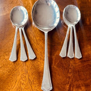 A vintage EPNS dessert/ fruit set of 6 fruit spoons and a serving spoon, in their original box. Vintage teatime! CJ & Co silversmiths c1930.