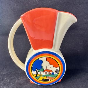 Una brocca o caraffa vintage in stile Art Déco. Motivo "Huntley Cottage" ispirato a Clarice Cliff, prodotto da Moorland Pottery. Dipinta a mano con colori vivaci.