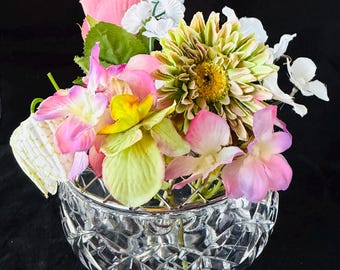 Eine wunderschöne, antike Kristallrosenschale mit passendem Metallblumenhalter. Blumenliebhaber werden begeistert sein!