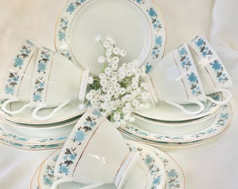Vintage Bone China Tee-Set: Hellblaues Florales, Gold Detail (16-teilig)