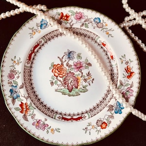 Uma salada ou prato de sobremesa vintage Copeland Spode ‘Chinese Rose’, com flores estilizadas em estilo oriental. c1930.