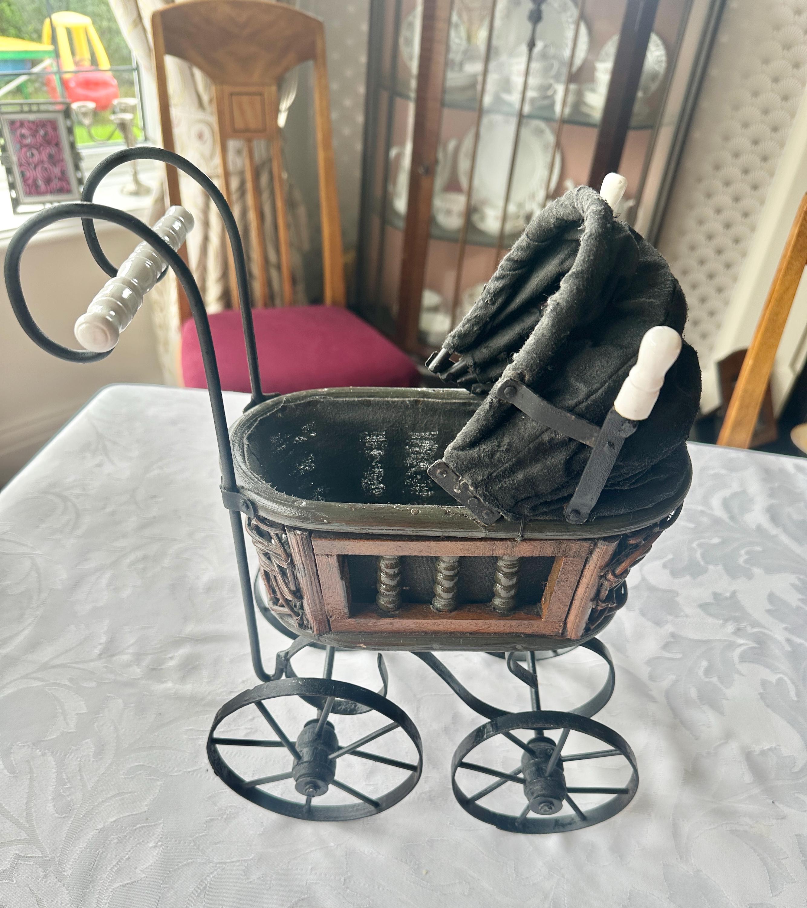 幼児用に作られたアンティークの人形用乳母車。可愛くてコレクションに 
