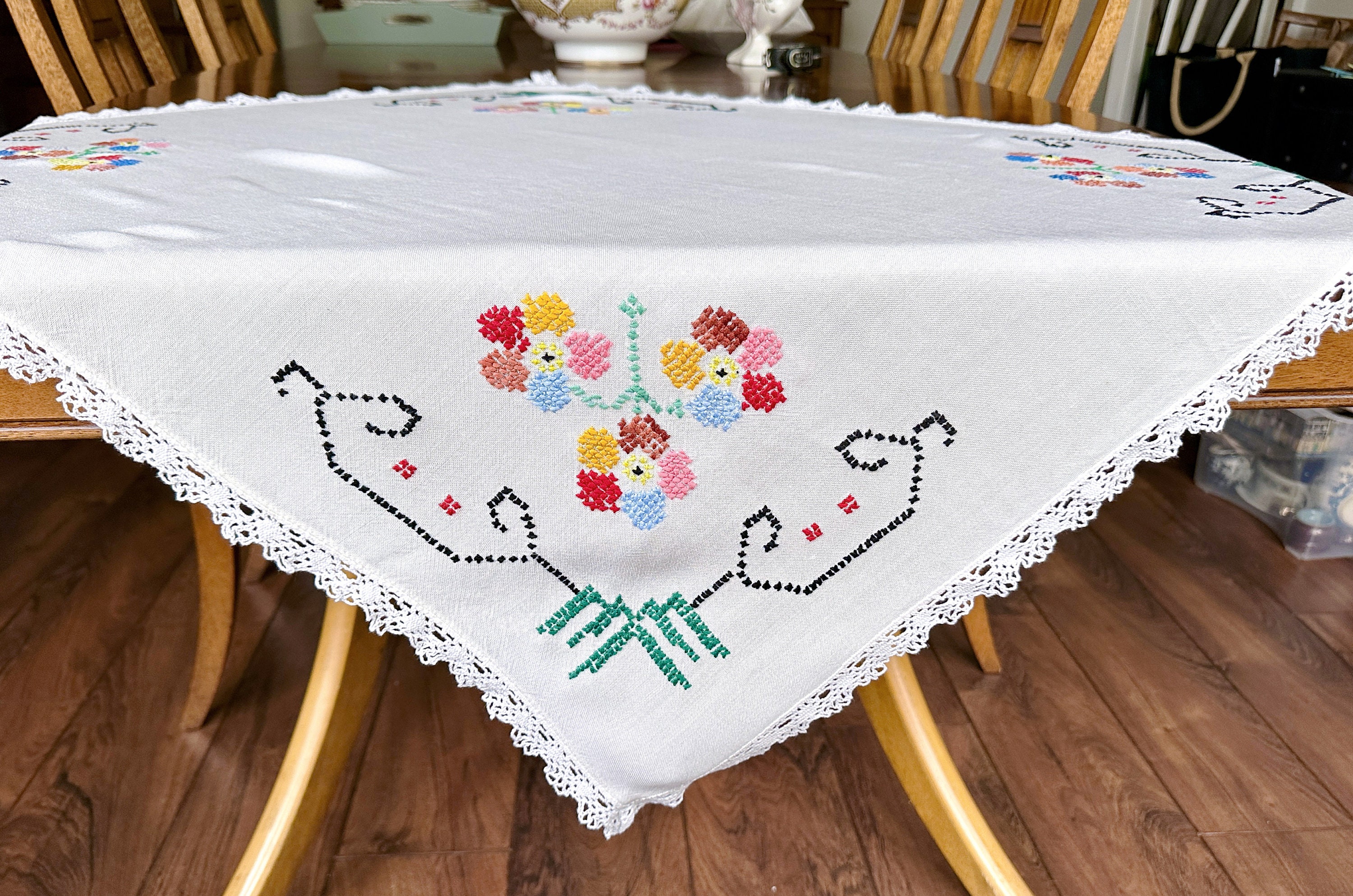 ヴィンテージ刺繍テーブルクロス：ハンドメイドのレースディテール