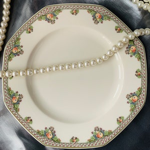 A delightful vintage Wedgwood ‘Pergola’ ‘Ivory China’ bone china tea plate. Perfect for afternoon tea.