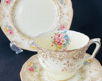 Trío de porcelana china vintage desigual, con detalles florales dorados, c. 1930