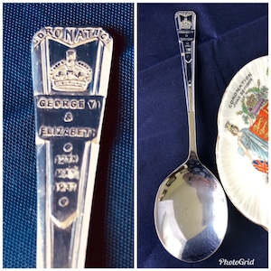 Puede incluir: Una cuchara plateada con un cuenco redondeado y un mango largo. El mango está grabado con las palabras "CORONATION" y "GEORGE VI & ELIZABETH" junto con la fecha "12th MAY 1937". Un plato decorativo es visible en el fondo.