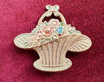 Broche vintage de metal dorado con forma de cesta de flores, pintado a mano, década de 1930. Un regalo encantador.