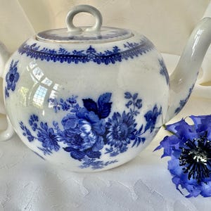 En antik Doulton "Adelaide" tekanna i blått och vitt, 5 1/2 koppar. Cirka 1890-talet