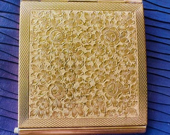 Polvos compactos vintage Flamingo London con estampado floral dorado, c. 1950