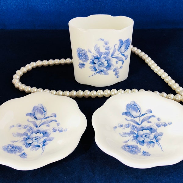 Un conjunto vintage de porta dientes y dos platos de mantequilla, porcelana de hueso fino azul y blanco de Coalport - 'Divinity' . c1970