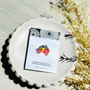 Könnte beinhalten: Ein handgefertigtes Holzschild mit dem Text "Welcome to our home" in handschriftlichem Stil. Das Schild ist weiß lackiert und hat einen dunkel gebeizten Rahmen. Das Schild ist ca. 30 cm breit und 20 cm hoch.