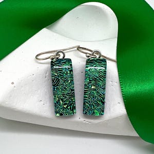 Brincos de vidro dicróico verde-esmeralda feitos à mão: joias pendentes de vidro amassado - fios de orelha de prata esterlina