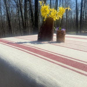 Mantel a rayas de estilo campestre francés: Lino europeo de 265 g/m² de alta calidad, rayas color burdeos sobre fondo natural.