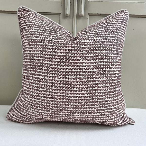 Fermoie Mendip Housse de coussin décorative en coton neutre bordeaux de créateur de luxe