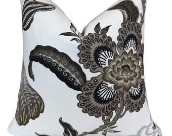 Poszewka na poduszkę Schumacher Luxury Designer Hothouse Flowers w kolorze jasnoszarym w kolorze czarnym